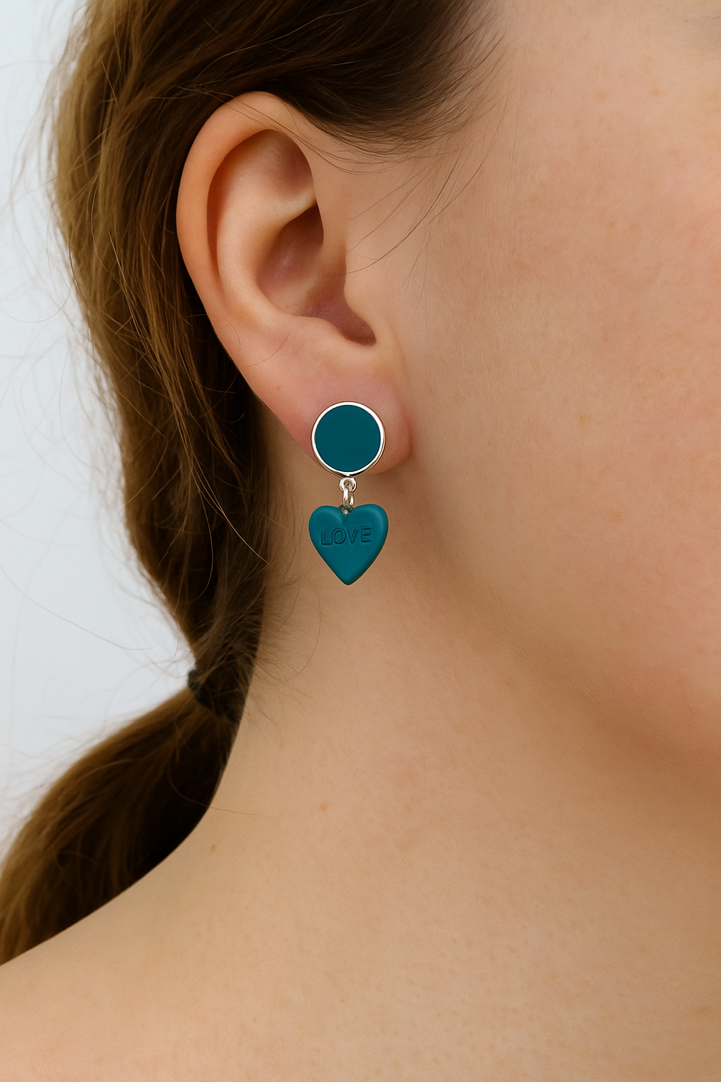 Zilverkleurige petrol oorbellen met petrol hartjes