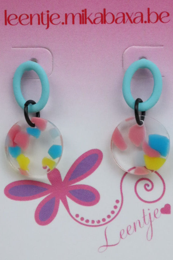 Berubberde licht turquoise ovale oorstekertjes met veelkleurige hanger