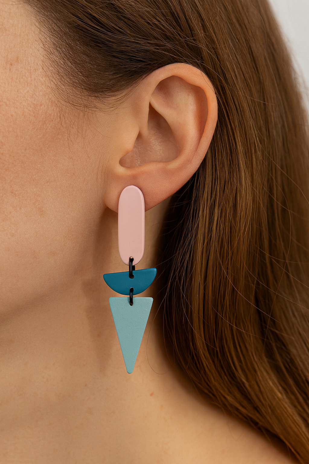 Oudrroze ovale berubberde doorzichtige clip - on oorbellen met donker teal berubberde halve cirkel en zeegroene berubberde driehoek