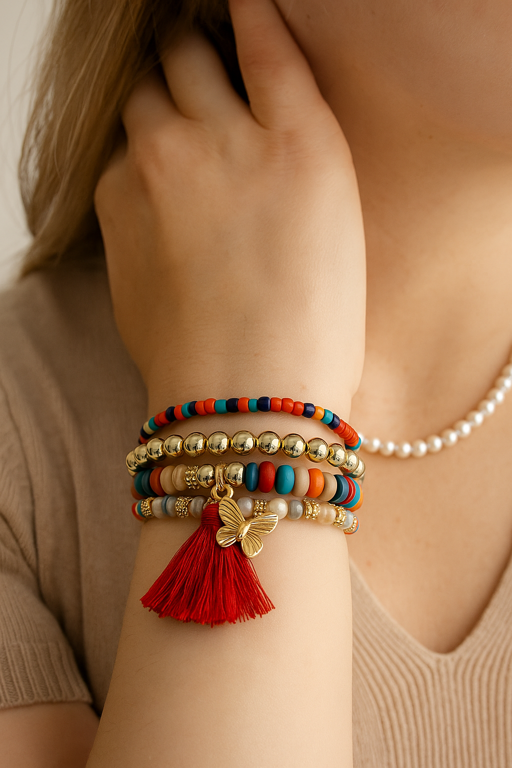 Set van 5 multi kleuren armbanden met vlinder en rode floche