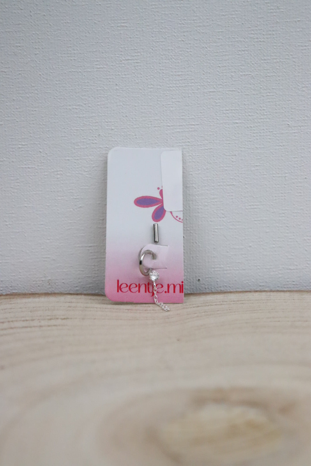 Drie gaatjes zilverkleurige zirkonia oorsteker met ketting, zilverkl. mini creool en zilverkl. bar titanium