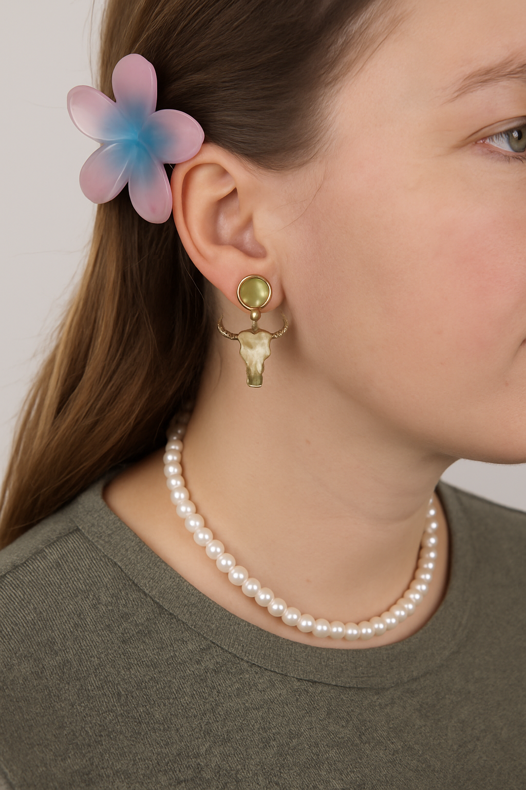 Goudkleurige groene stekertjes met bizon hanger