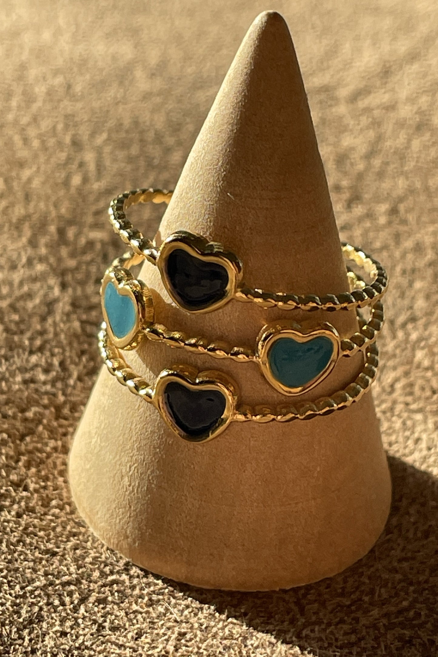 3 goudkleurige ringen samen met 4hartjes in licht- en donker blauw( roestvrij staal) 15