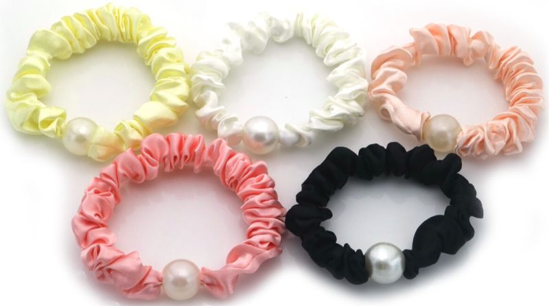 5 haarelastieken met parel wit_geel_zalmroos_roos en zwart