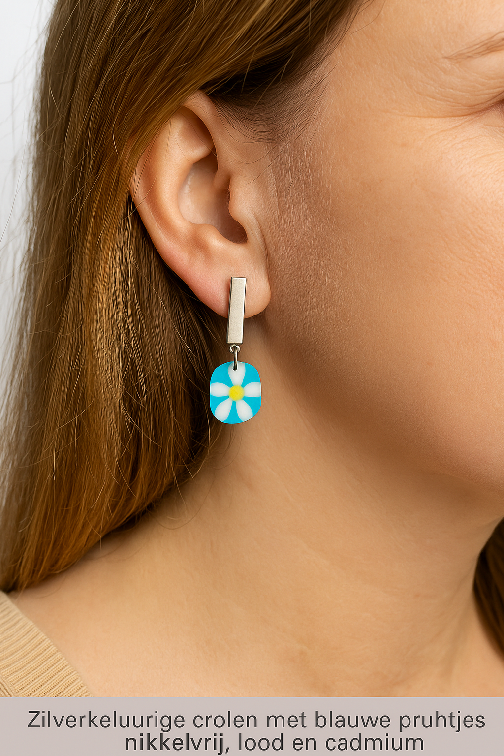 Zilverkleurige rechthoekige oorstekers met bloem polymeerhanger