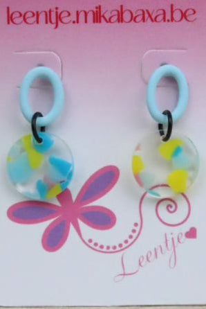 Berubberde blauwe ovale stekertjes met veelkleurige hanger