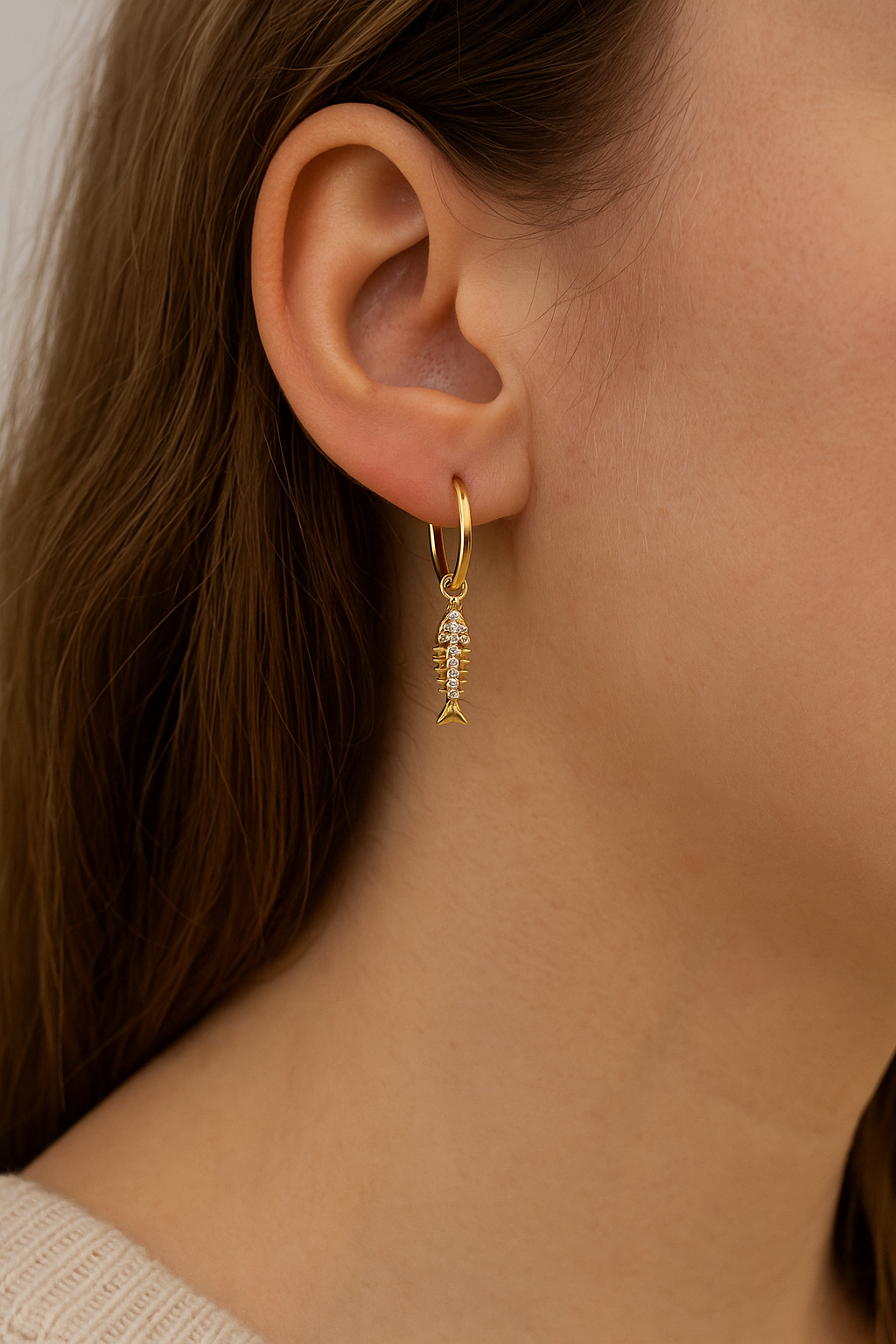 Goudkleurige creolen met visgraat en steentjes