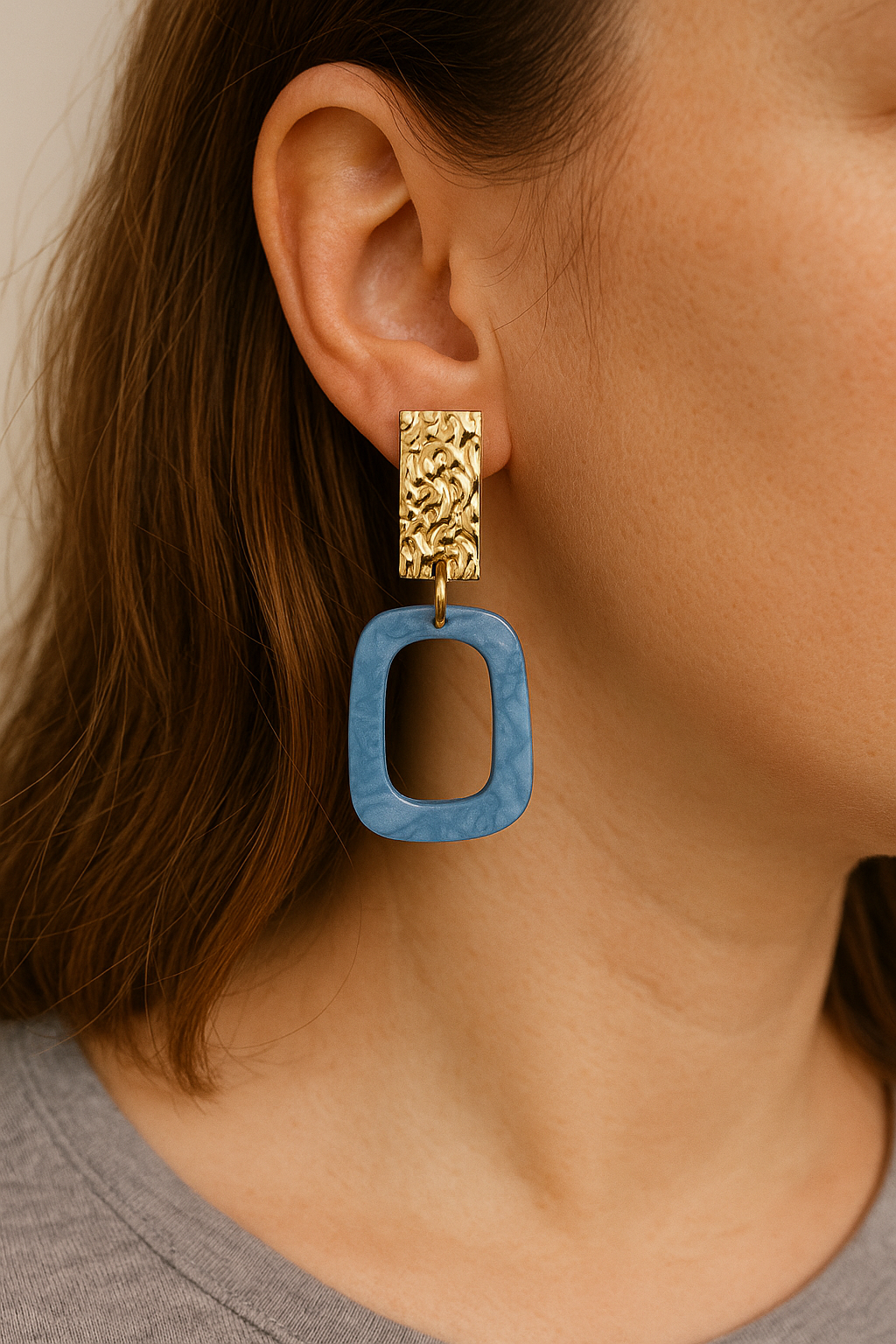 Goudkleurige (18k verguld) gekreukte rechthoekige stekertjes met riverablauwe polaris trapeziumhanger