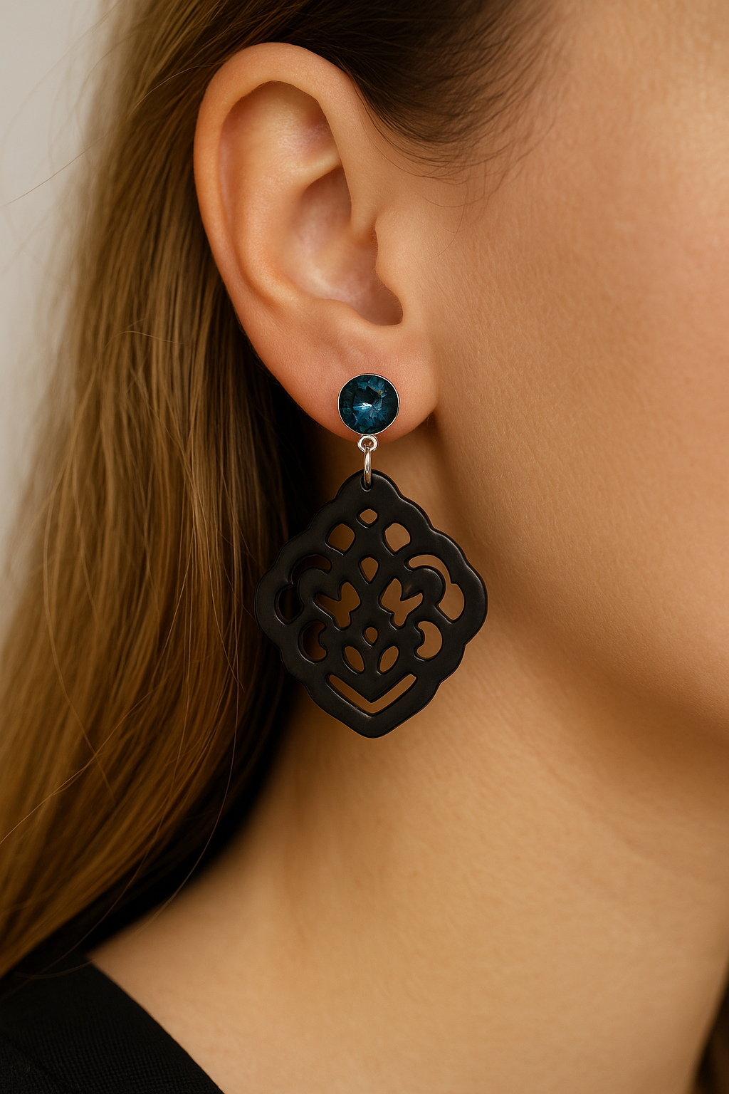 Zilverkleurige blauwe steenstekertjes met jeanskleurige barokhanger