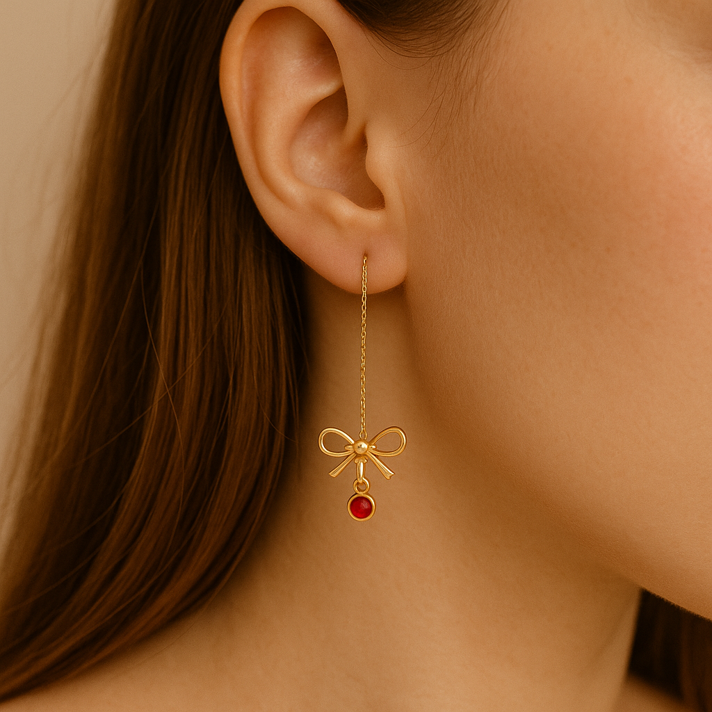 Goudkleurige ketting oorbellen met goudkleurige strik en ronde fuchsia hanger