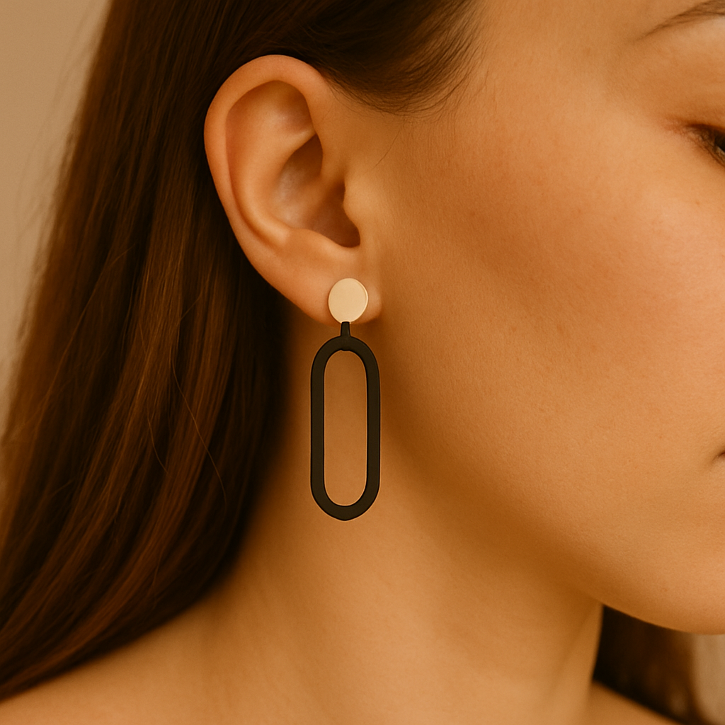 Ivoor ronde oorstekers met zwarte ovale hanger