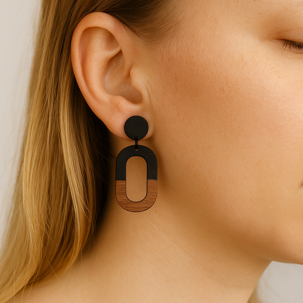 Zwarte ronde oorstekers met zwarte rechthoekige hout bedel met kunsthars