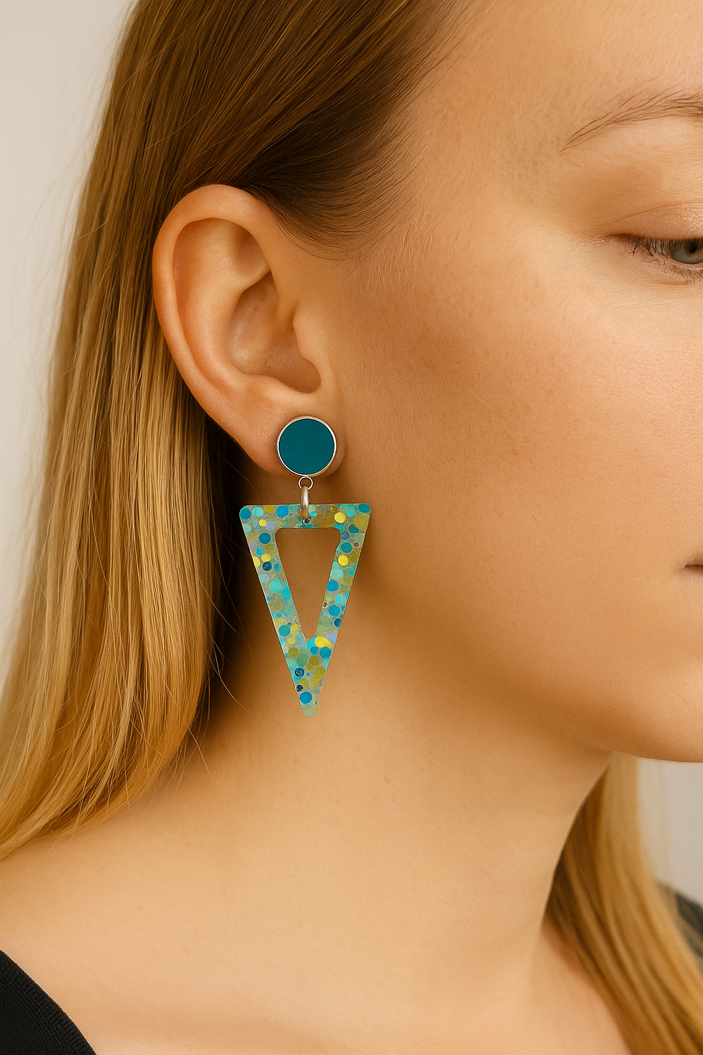 Zilverkleurige petrol oorbellen met confetti bedel met blauw en goud