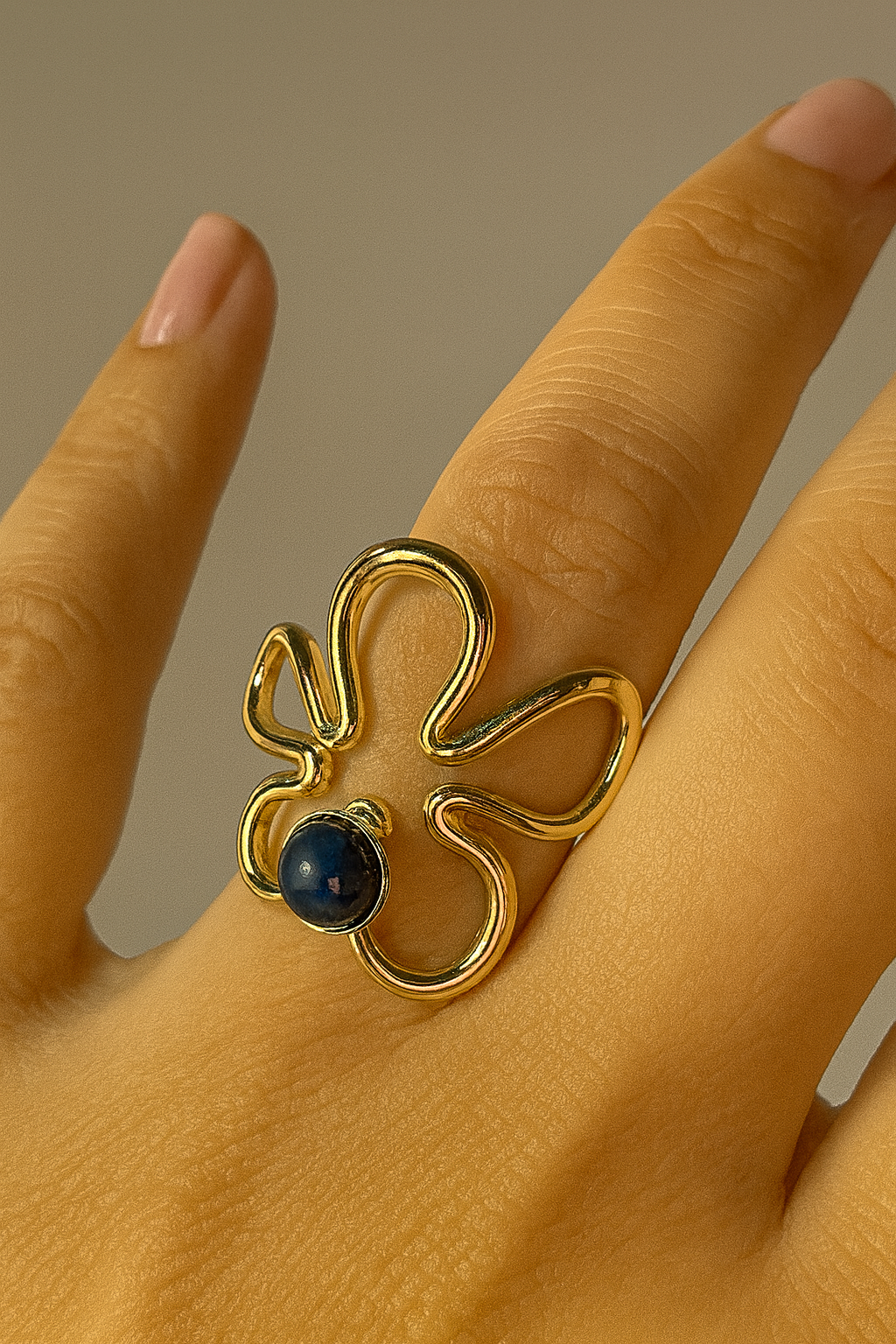 Goudkleurige bloem ring met donkerblauwe steen(roestvrij staal) 6