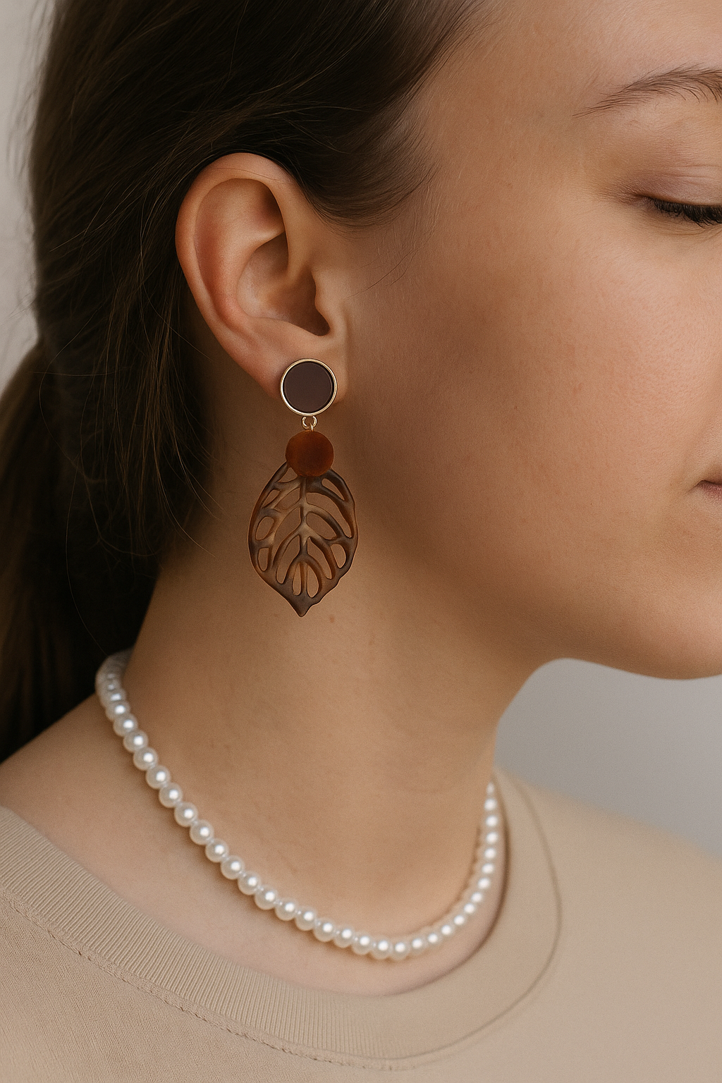 Goudkleurige bordeauxbruine oorstekers met caramel blad en bruine pompon