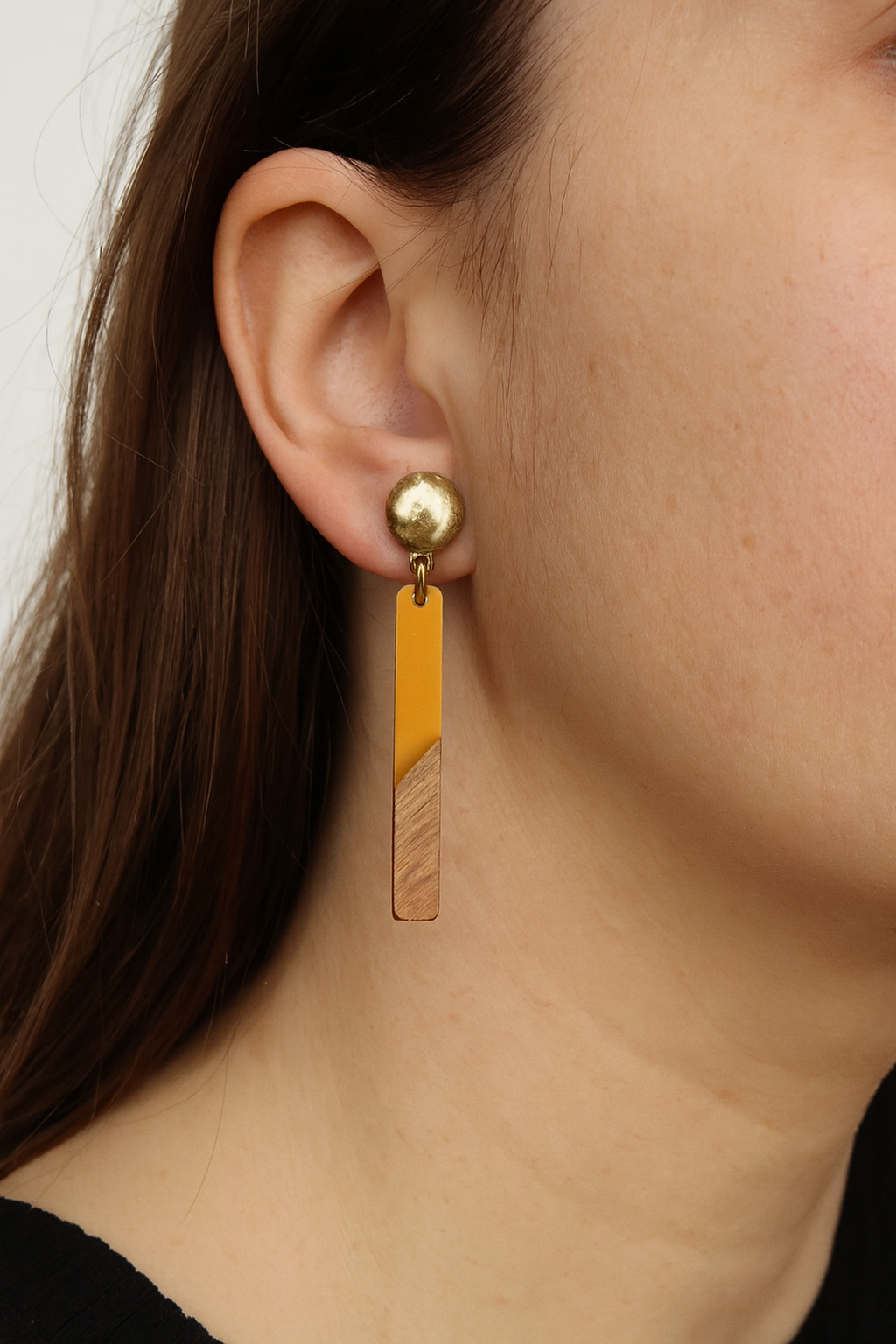 Goudkleurige clipoorbellen met houten gele hanger