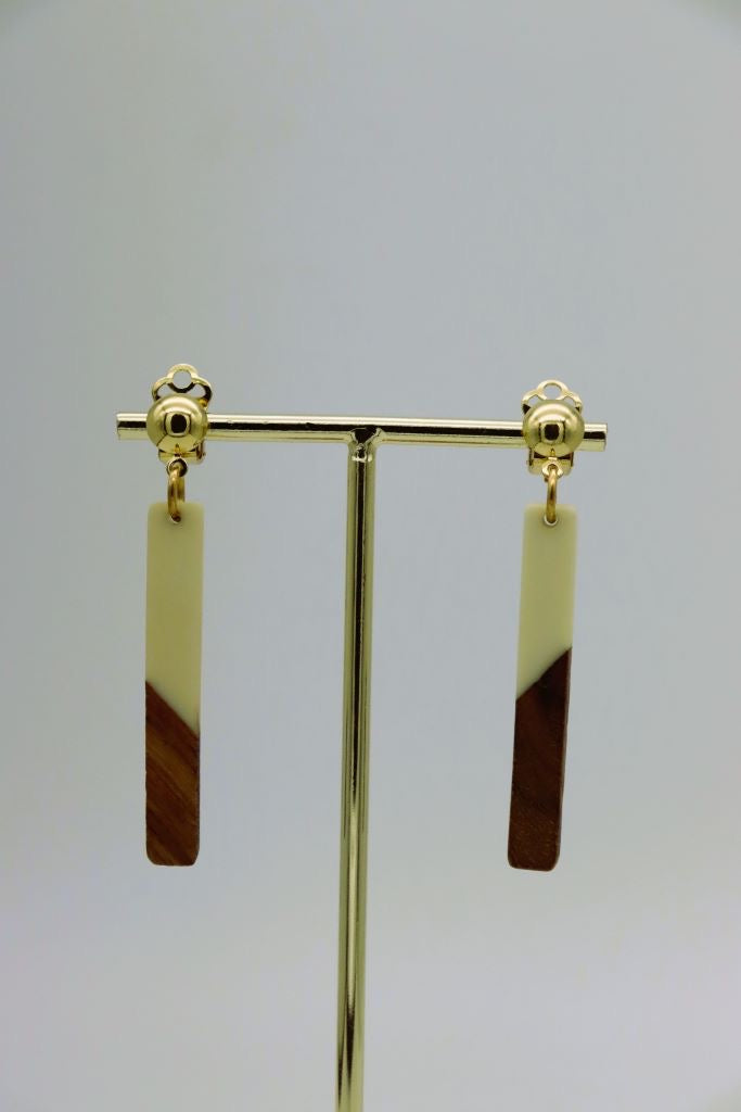 Goudkleurige_clipoorbellen_met_houten_witte_hanger1