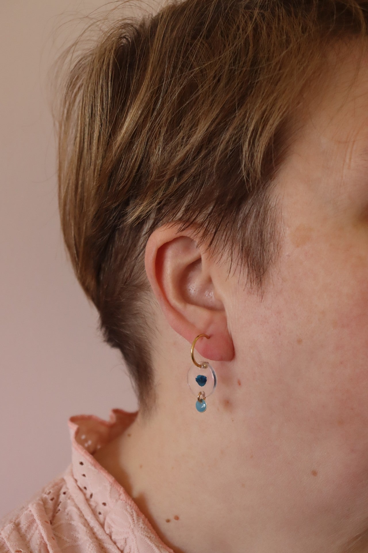 Goudkleurige_creolen_met_bloembedel_en_blauwe_druppel 2