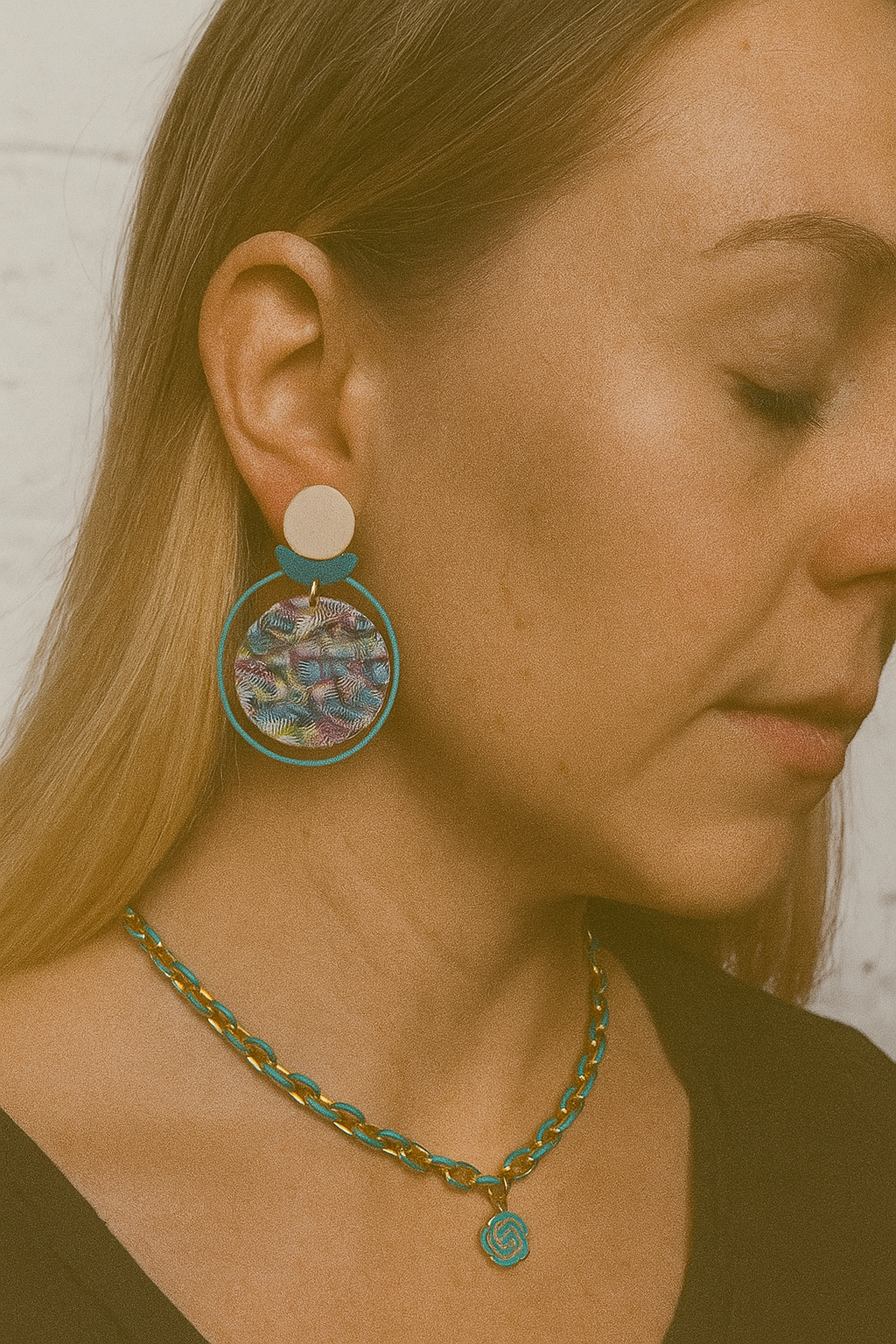 Goudkleurige met blauw ankerketting met blauwe bloemhanger