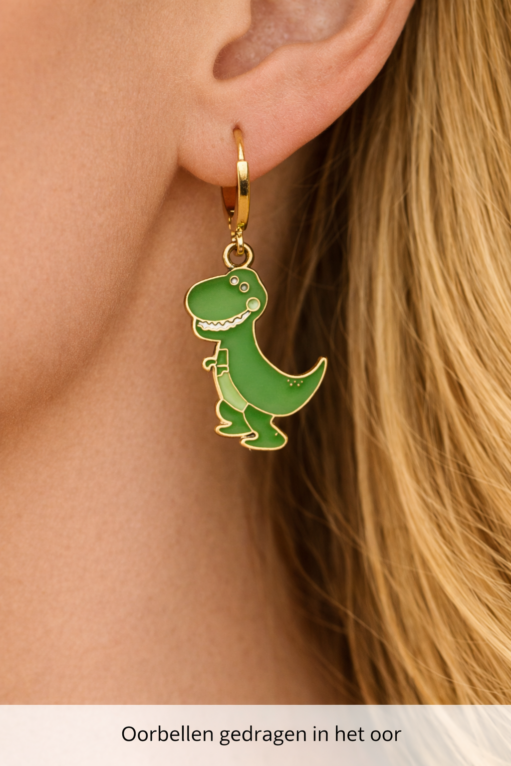 Goudkleurige oorbelringen met groene dino