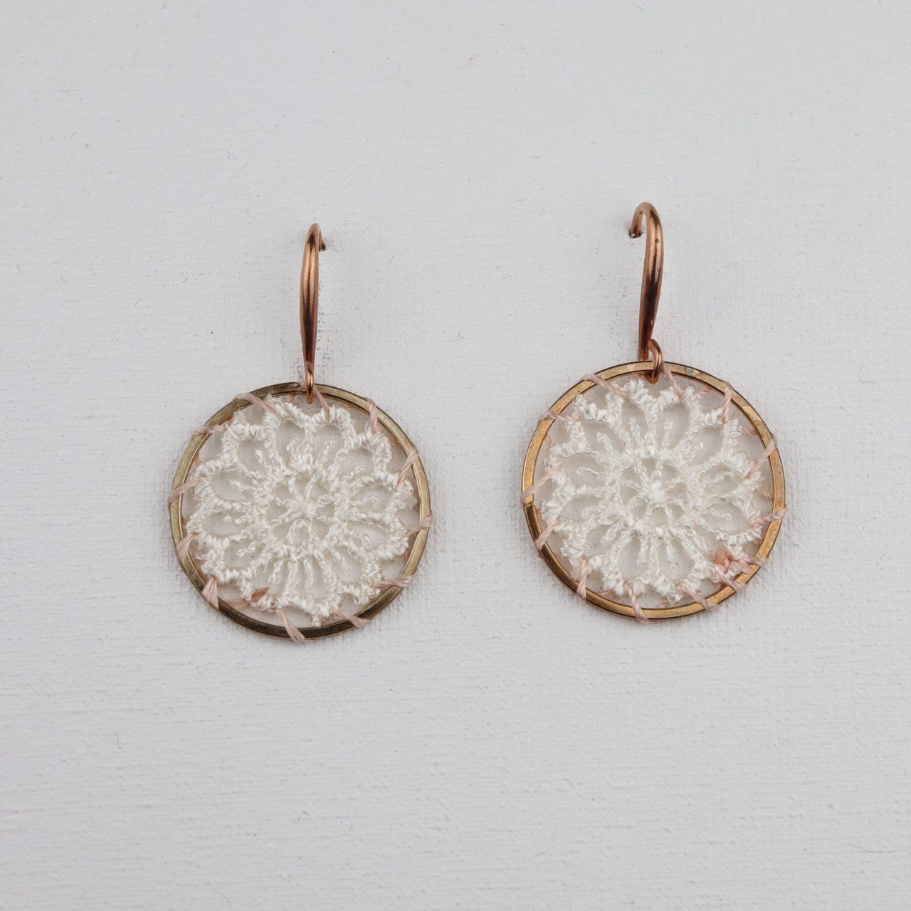 Goudkleurige oorhaken met gehaakte cirkels