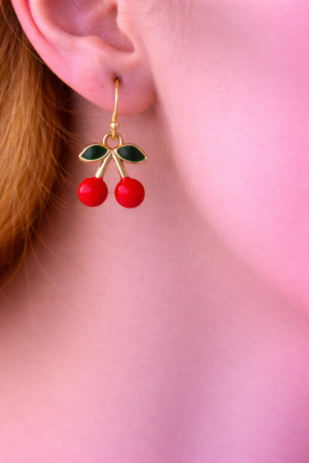 Goudkleurige oorhaken met kersen