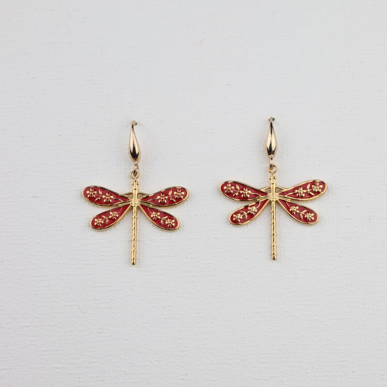 Goudkleurige oorhaken met rode libelle hanger