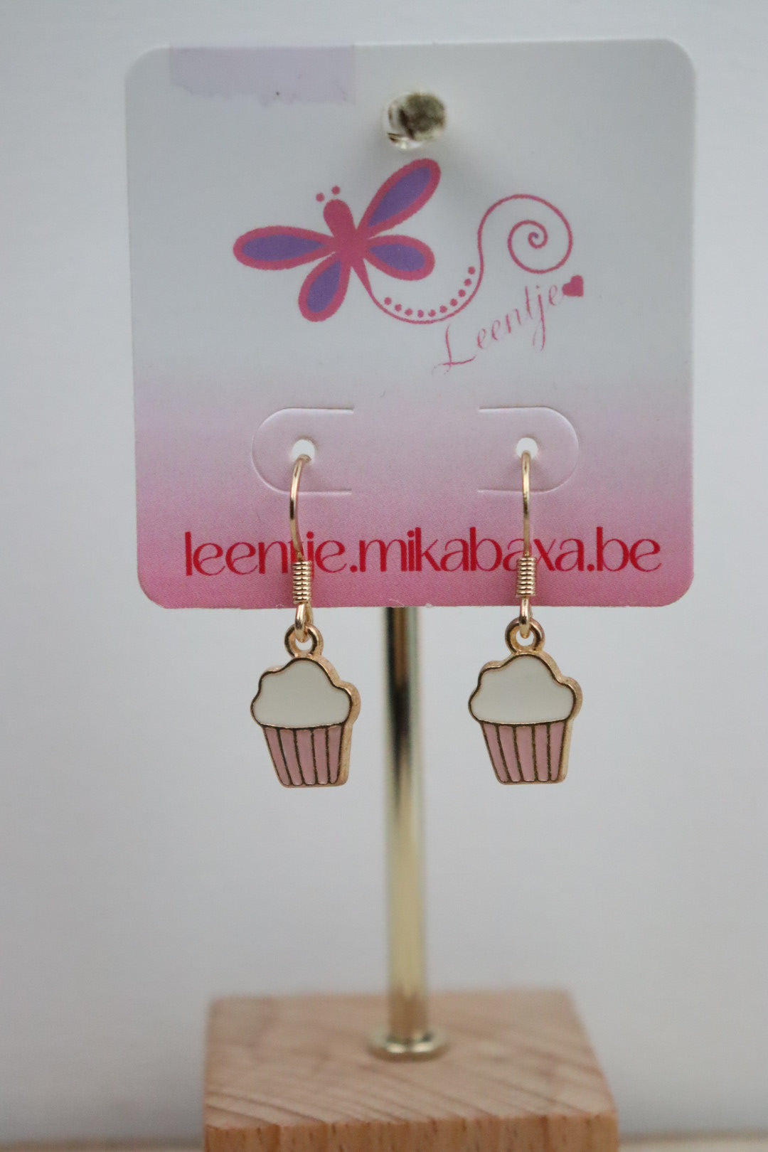 Goudkleurige oorhaken met roze cupcake