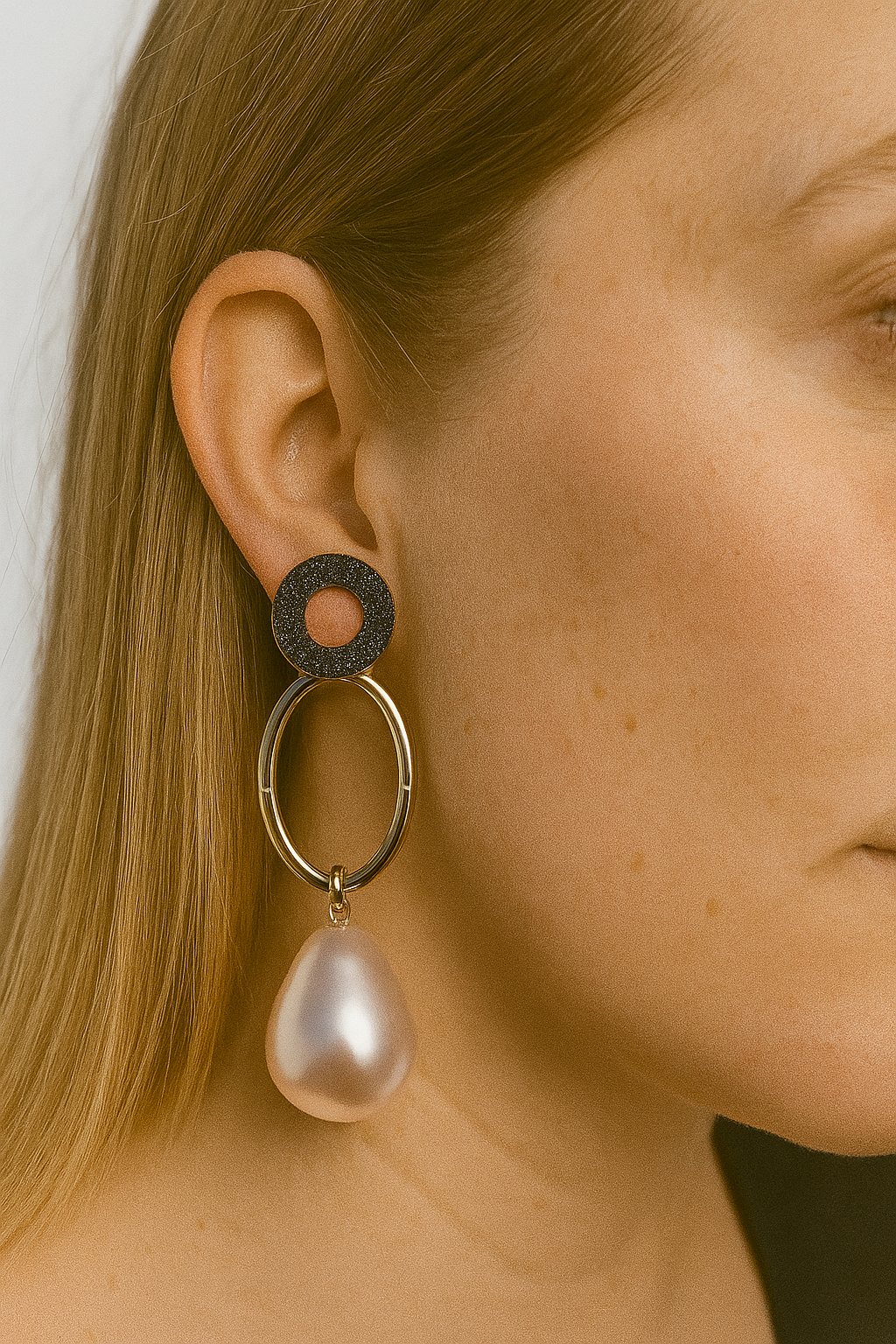 Goudkleurige open ring oorstekers met goudkleurige ovale hanger en roze parel