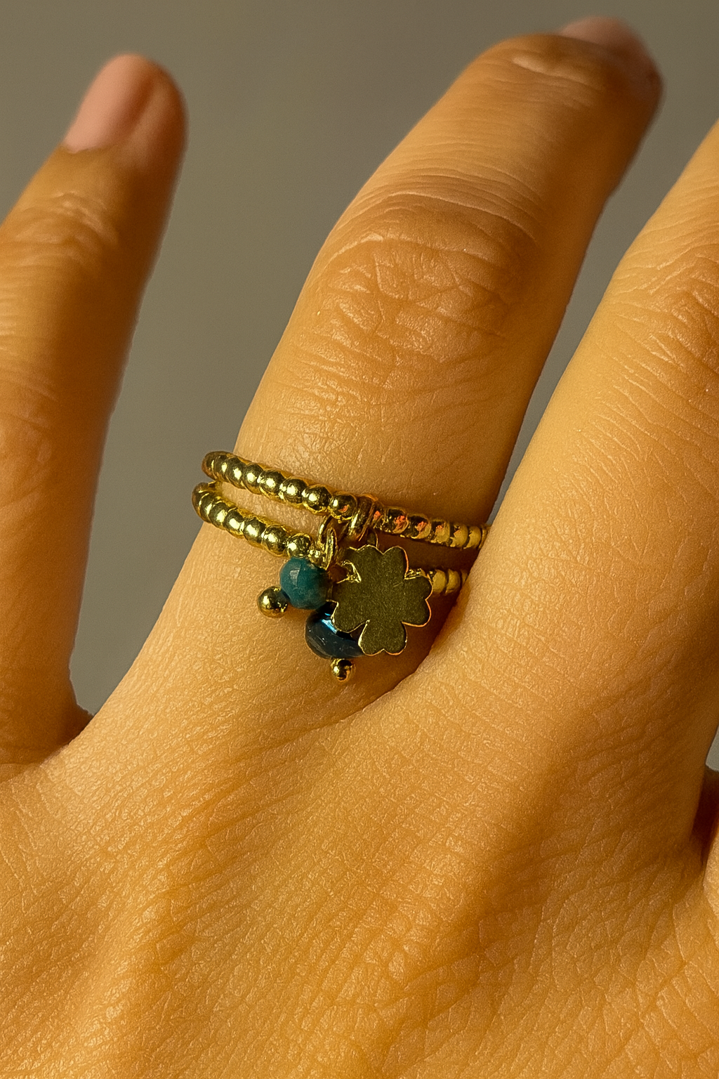 Goudkleurige ring met 2blauwe pareltjes en klavertje vierhanger(roestvrijstaal)4