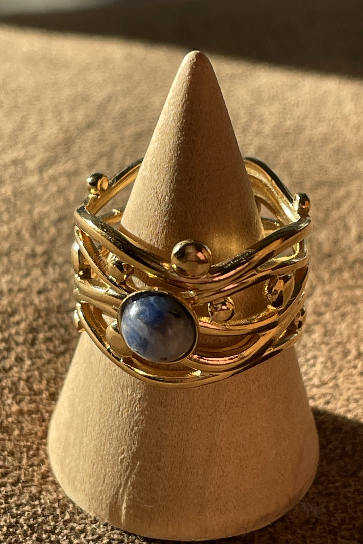 Goudkleurige ring met lichte blauwe steen (roestvrijstaal) 5