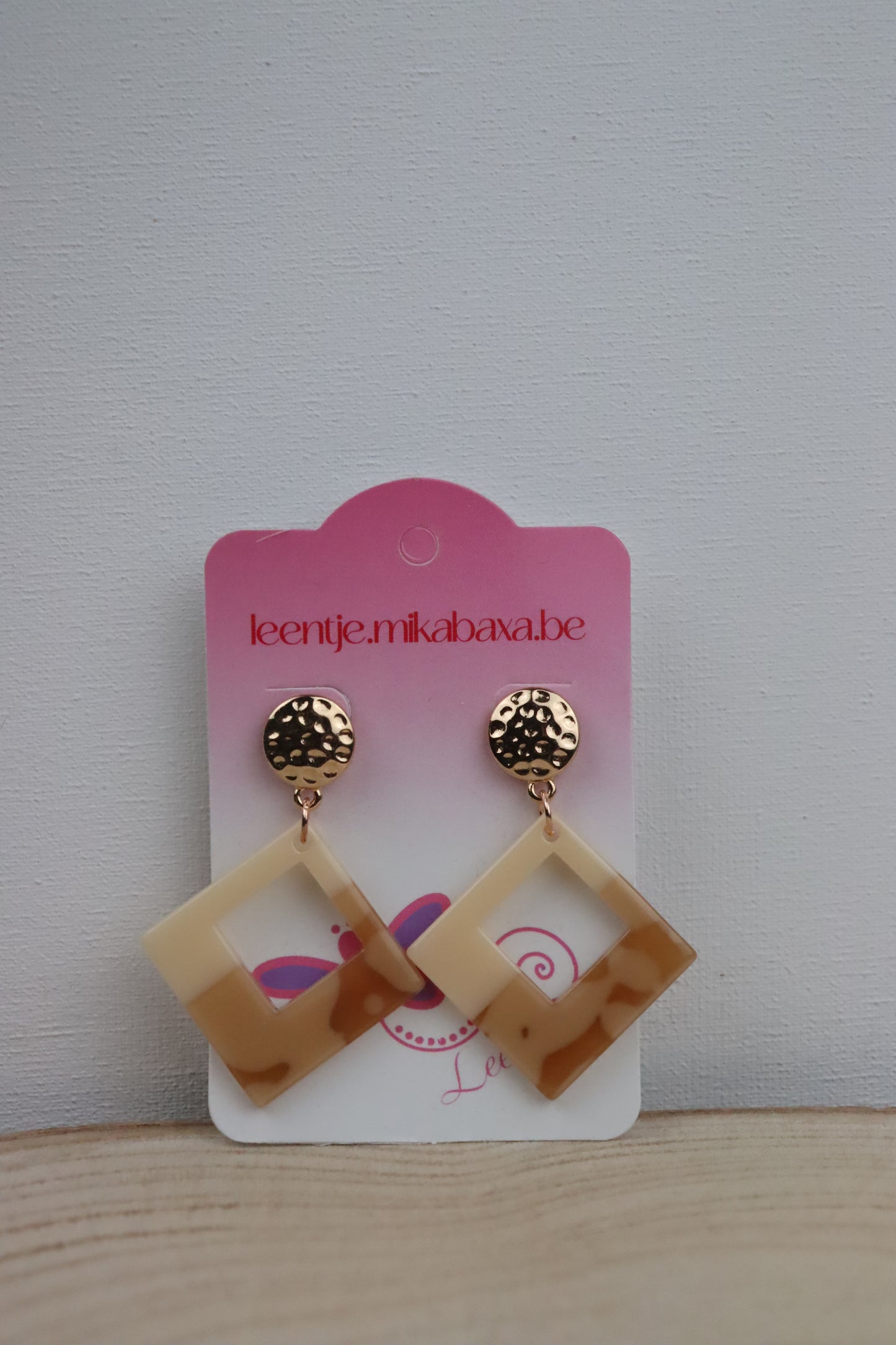 Goudkleurige ronde geblutste oorstekerss met vierkant met ivoor en bruin