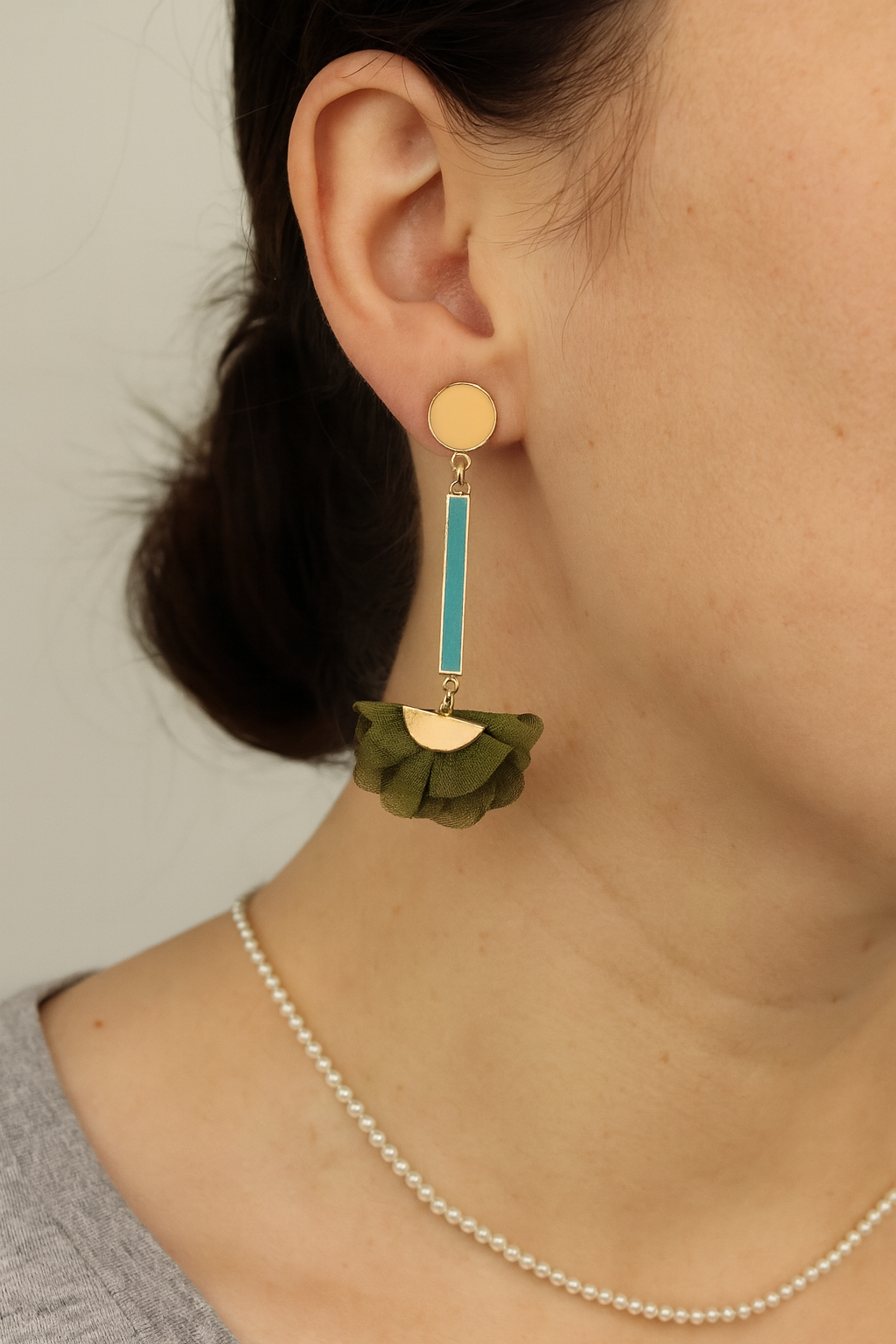 Goudkleurige ronde perzikkleurige oorbellen met appelblauwzeegroen staafje en groene bloemwaaier