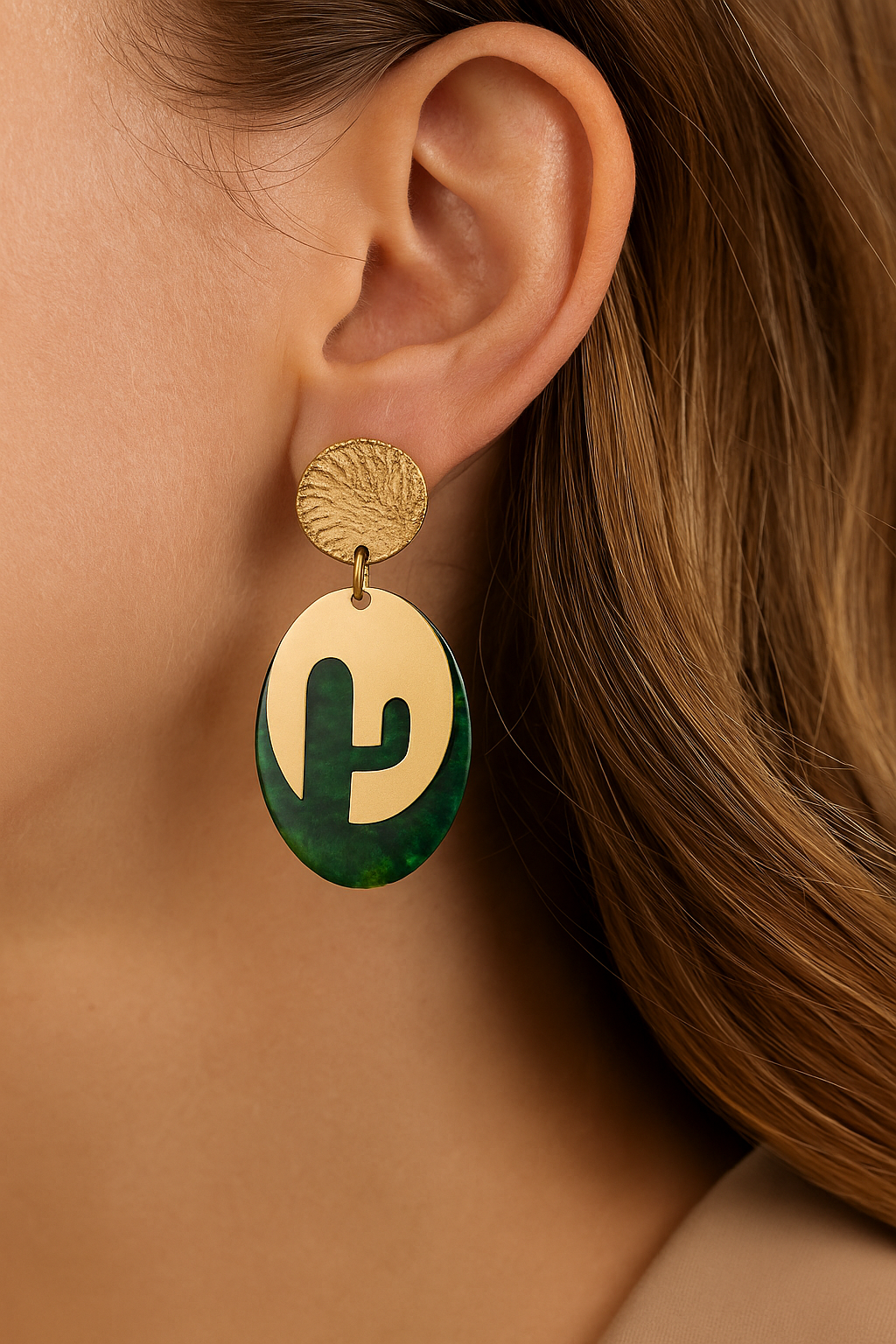Goudkleurige ronde relief oorstekers met groene ovale bedel en cactus bedel