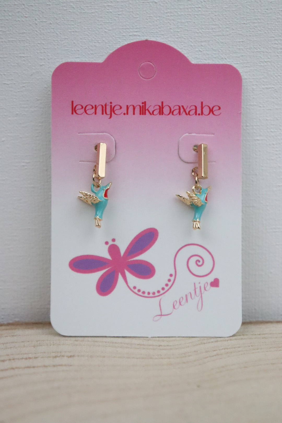 Goudkleurige staafjes met blauwe ijsvogel