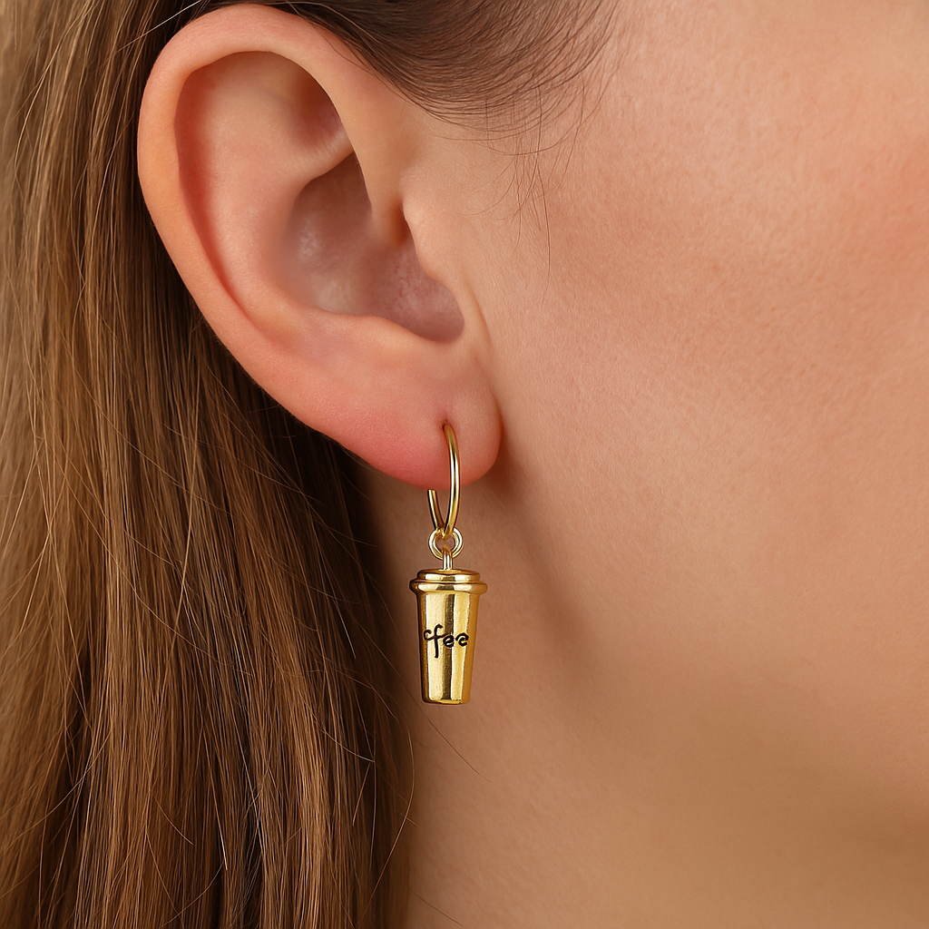 Goudkleurige (stainless steel) clip-on creolen met koffiebeker hanger