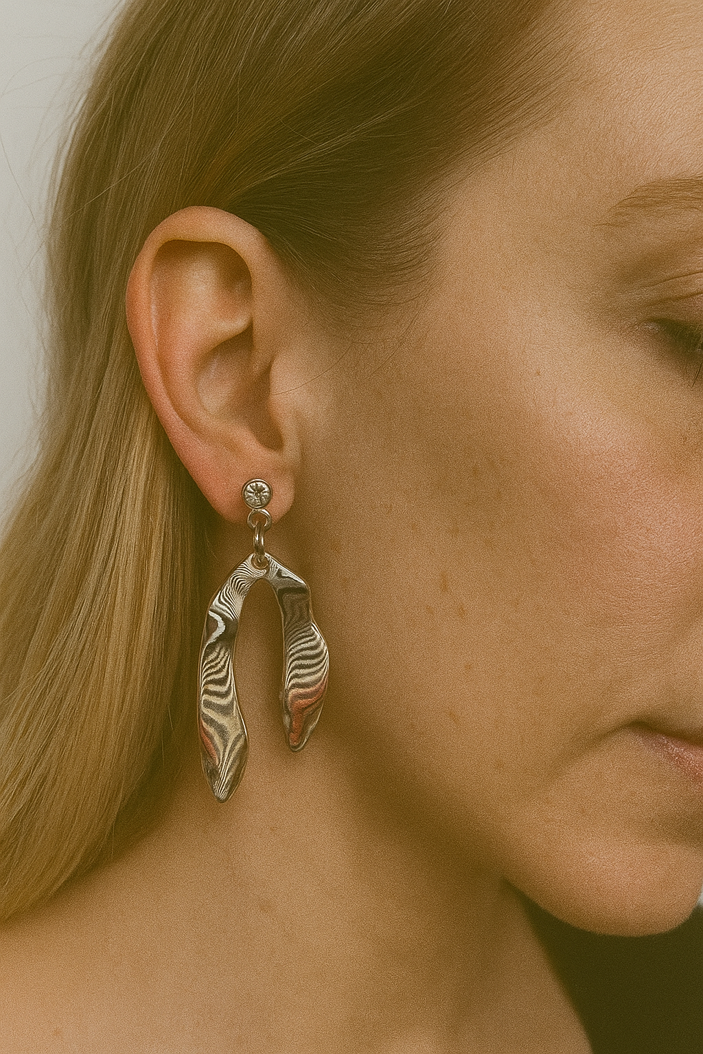 Goudkleurige steenstekertjes met goudkleurige kronkelhanger