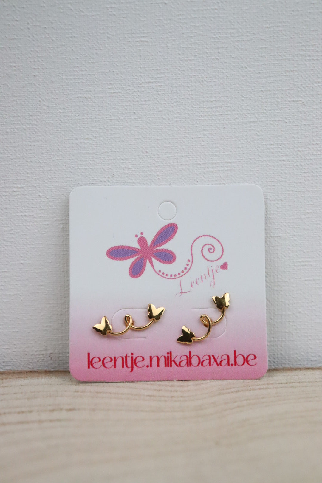 Goudkleurige vlinder oorstekers