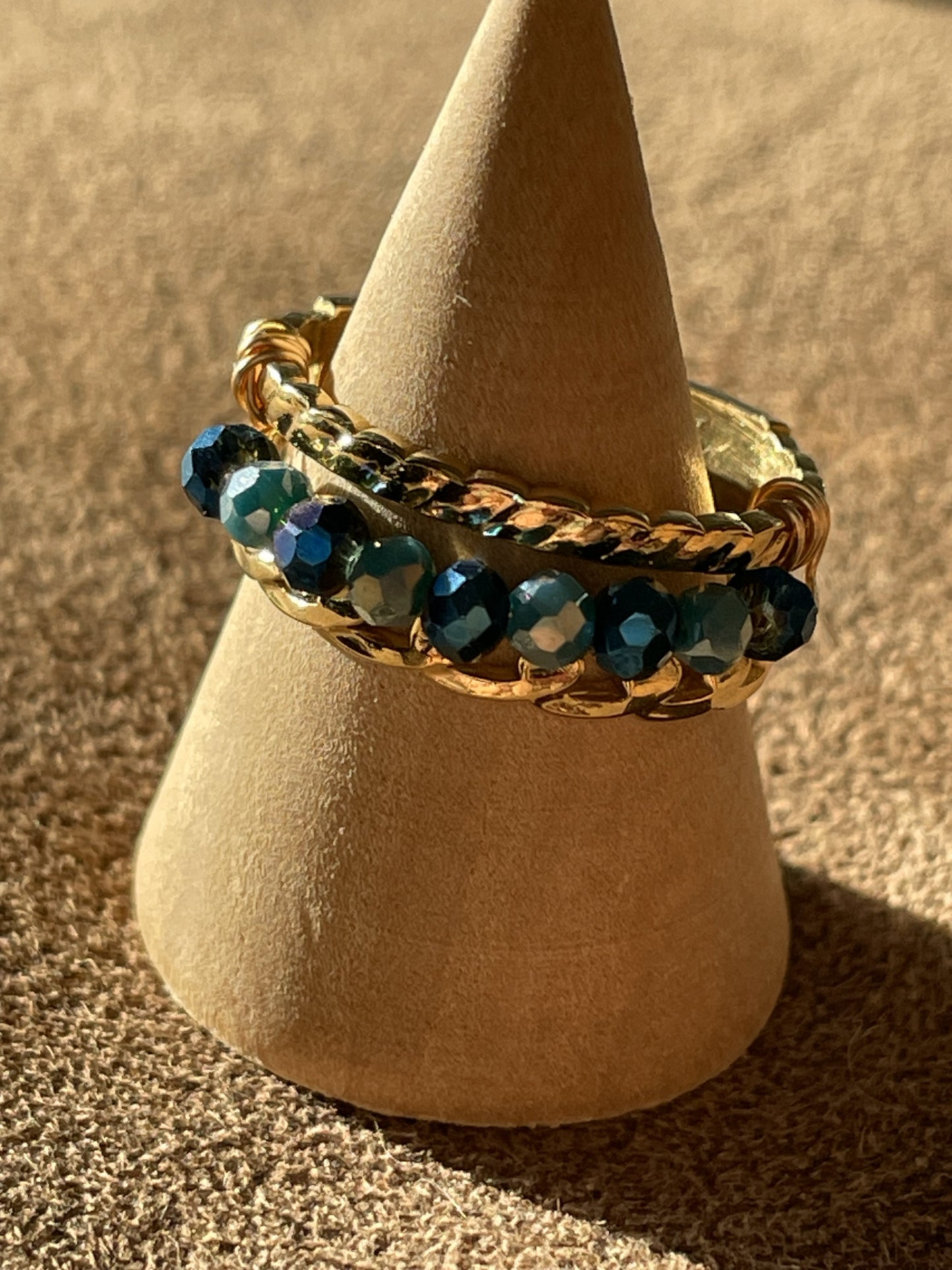 Goudkleurige ring donker - en licht blauwe pareltjes ( roestvrij staal) 16