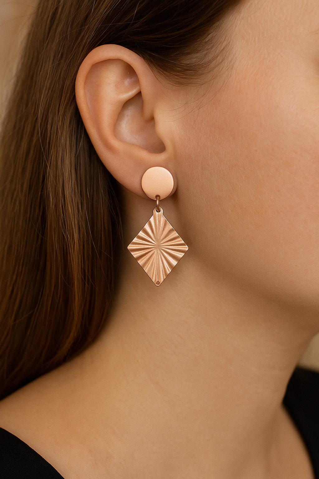 Rose matte oorstekers met rose geribbelde ruit