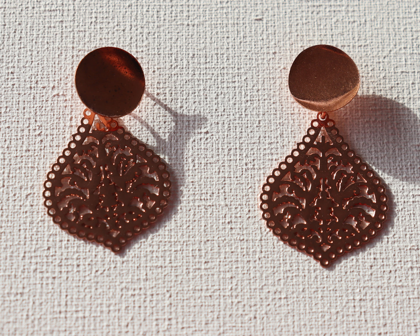 Rosekleurige ronde oorstekers met rose kleurige druppel hanger