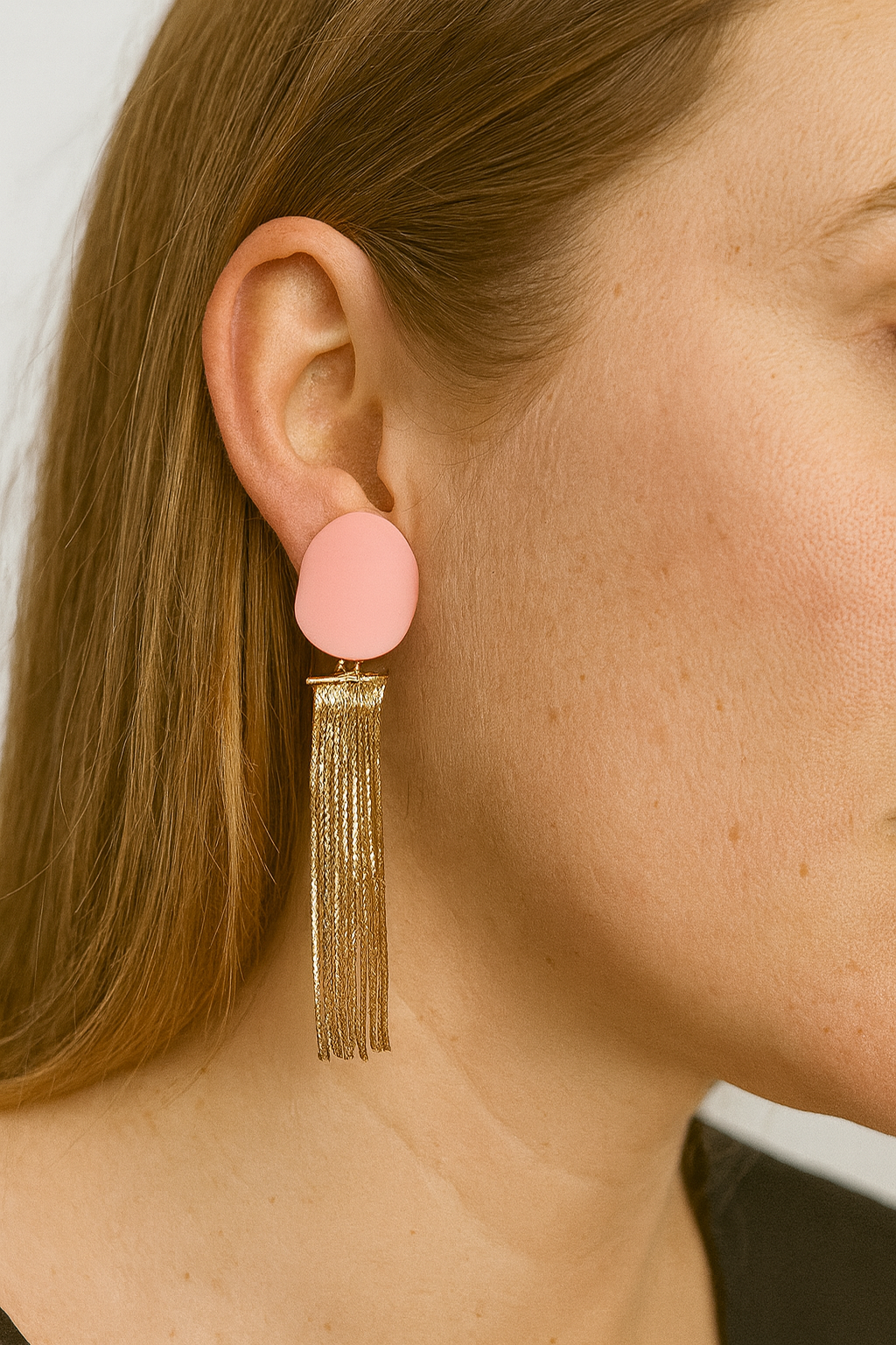 Roze ovalen oorbellen met goudkleurig ketting gordijn