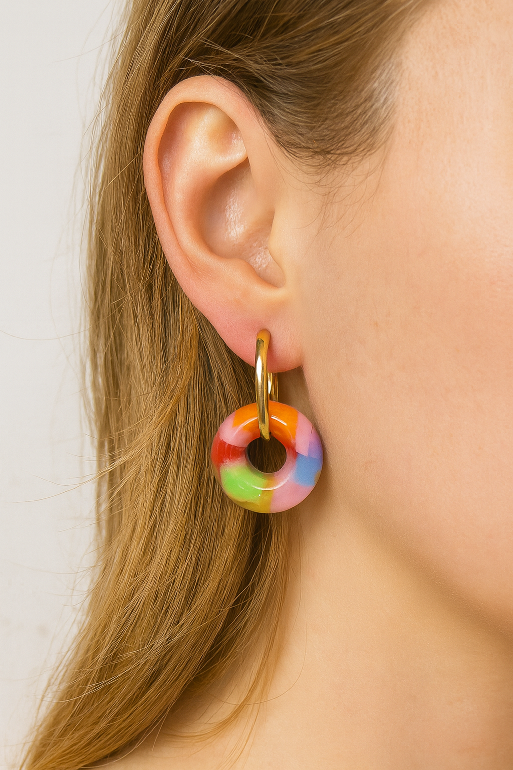 Stainless steel goudkleurige creolen met veelkleurige rondjes