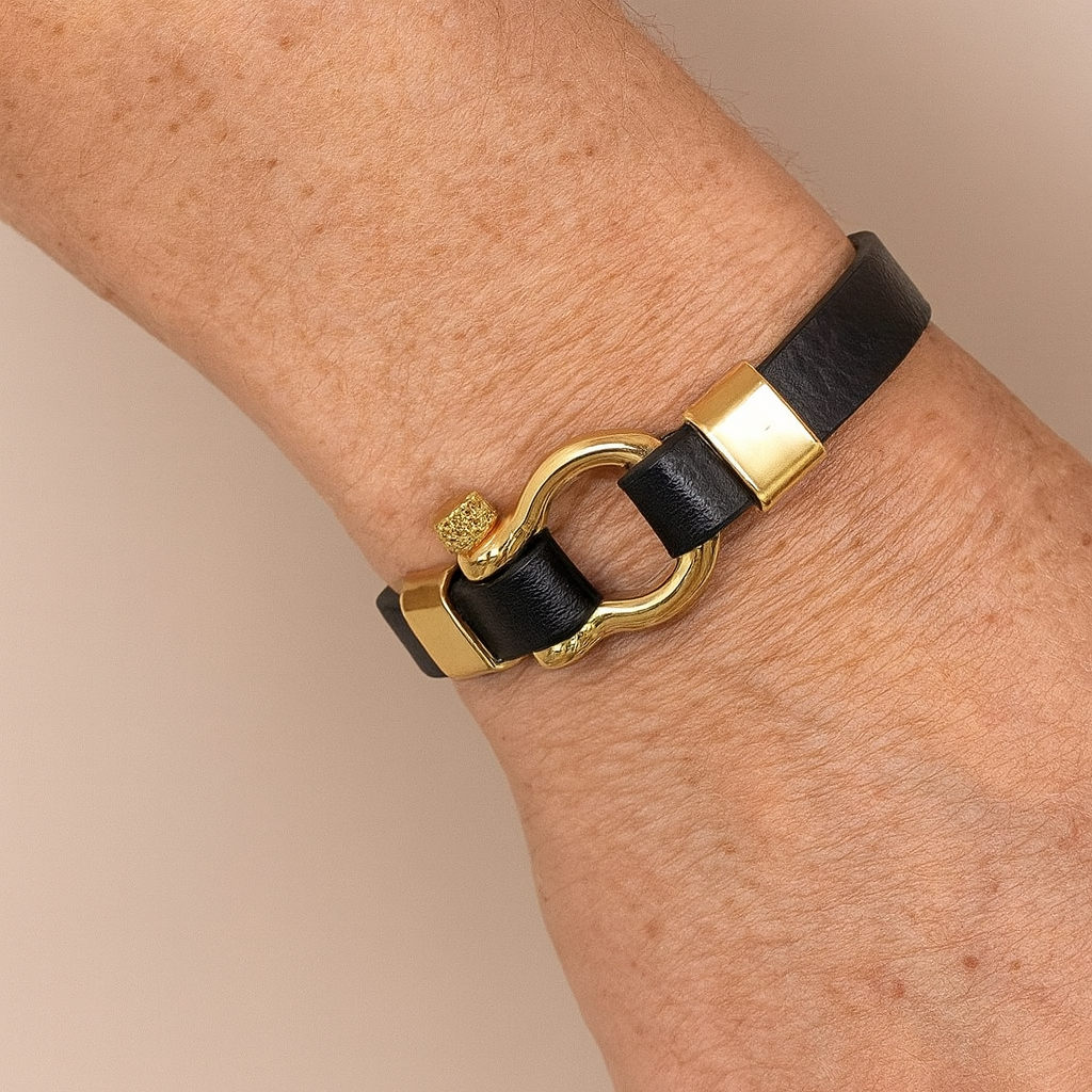 Stainless_steel_zwarte leren armband met_goudkleurige_sluiting