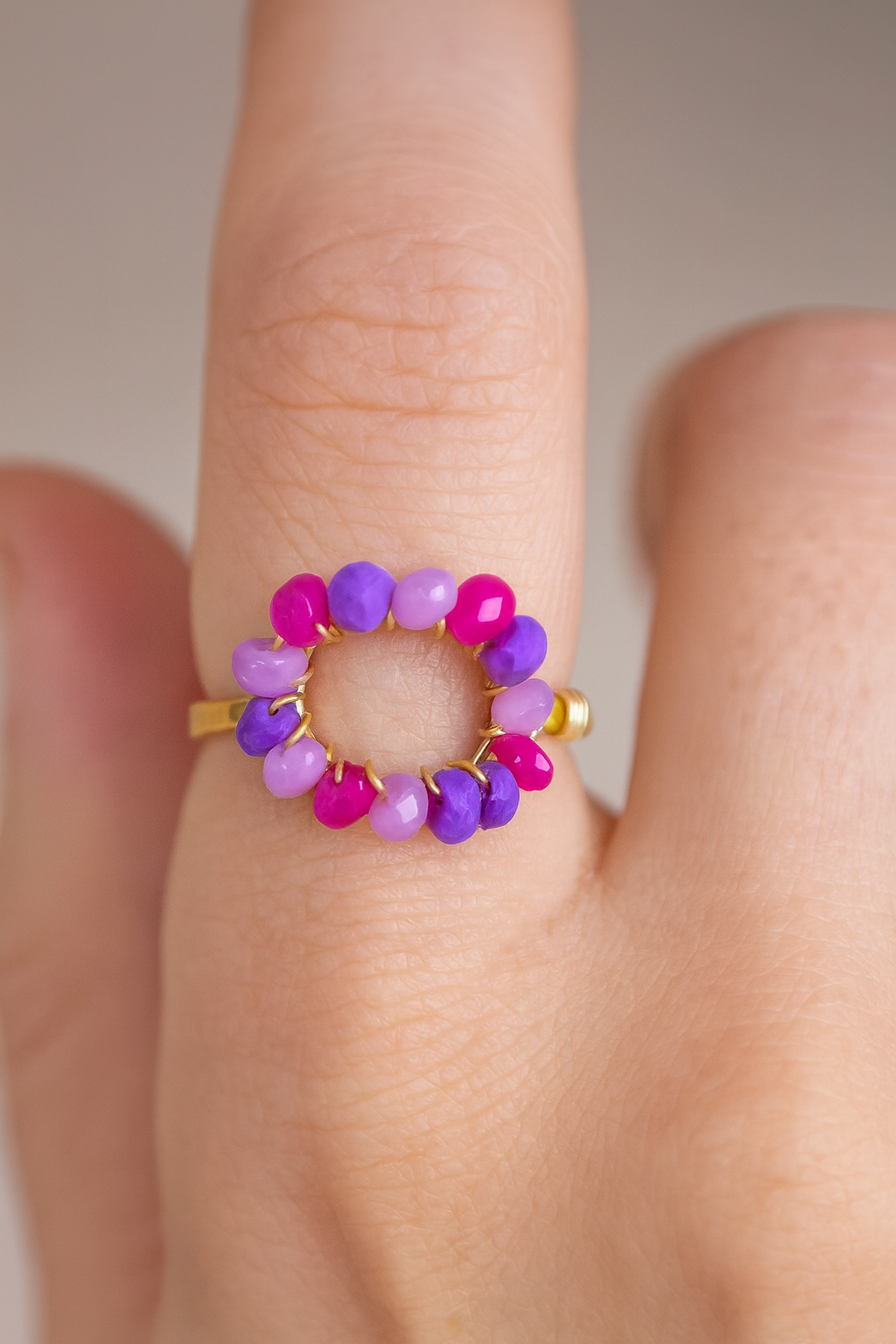 Stainlesss steel goudkleurige ring met paarse glaskralen