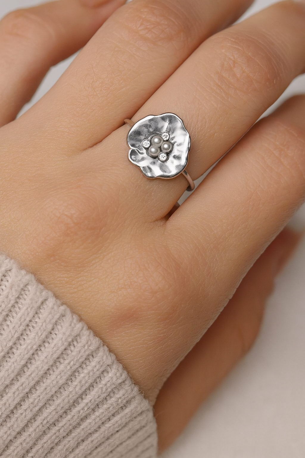 Stainlesssteel zilverkleurige bloemring met kristalsteentjes en parels