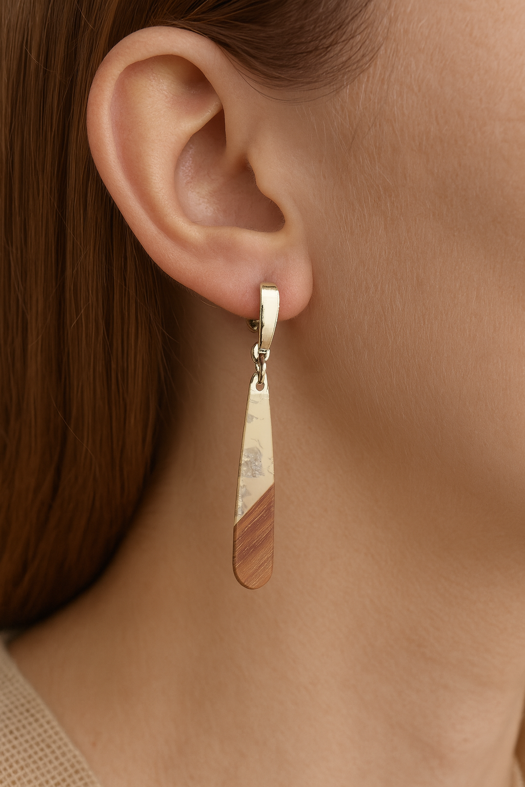 Zilverkleurige clipoorbellen met wit met glitter en hout hanger