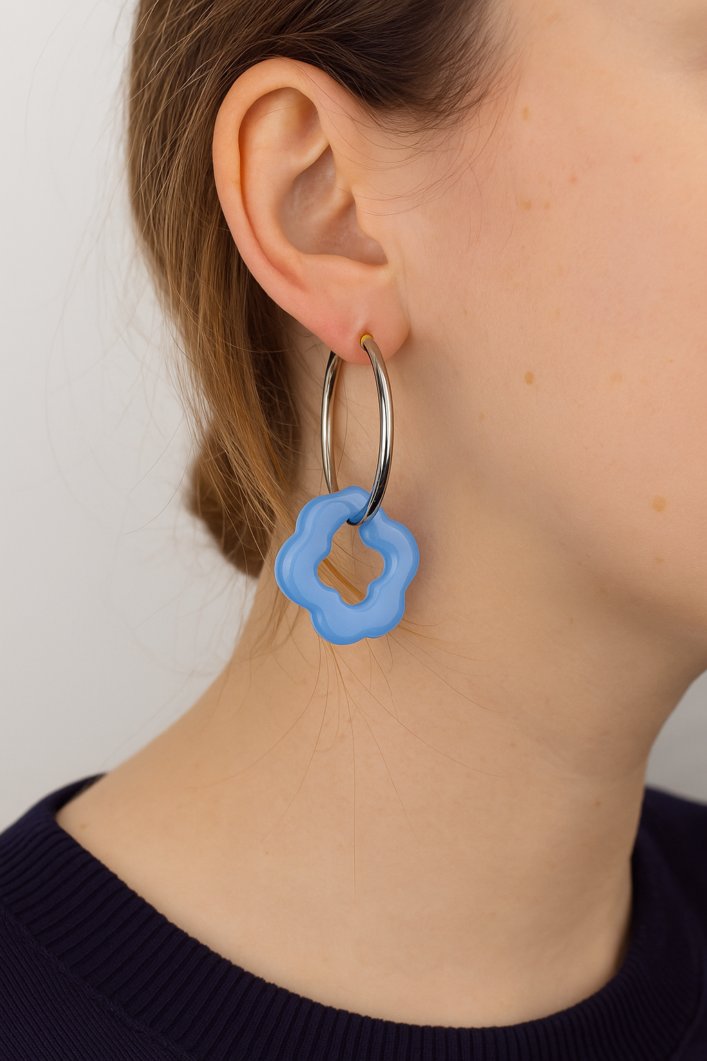 Zilverkleurige creolen met blauwe bloemen