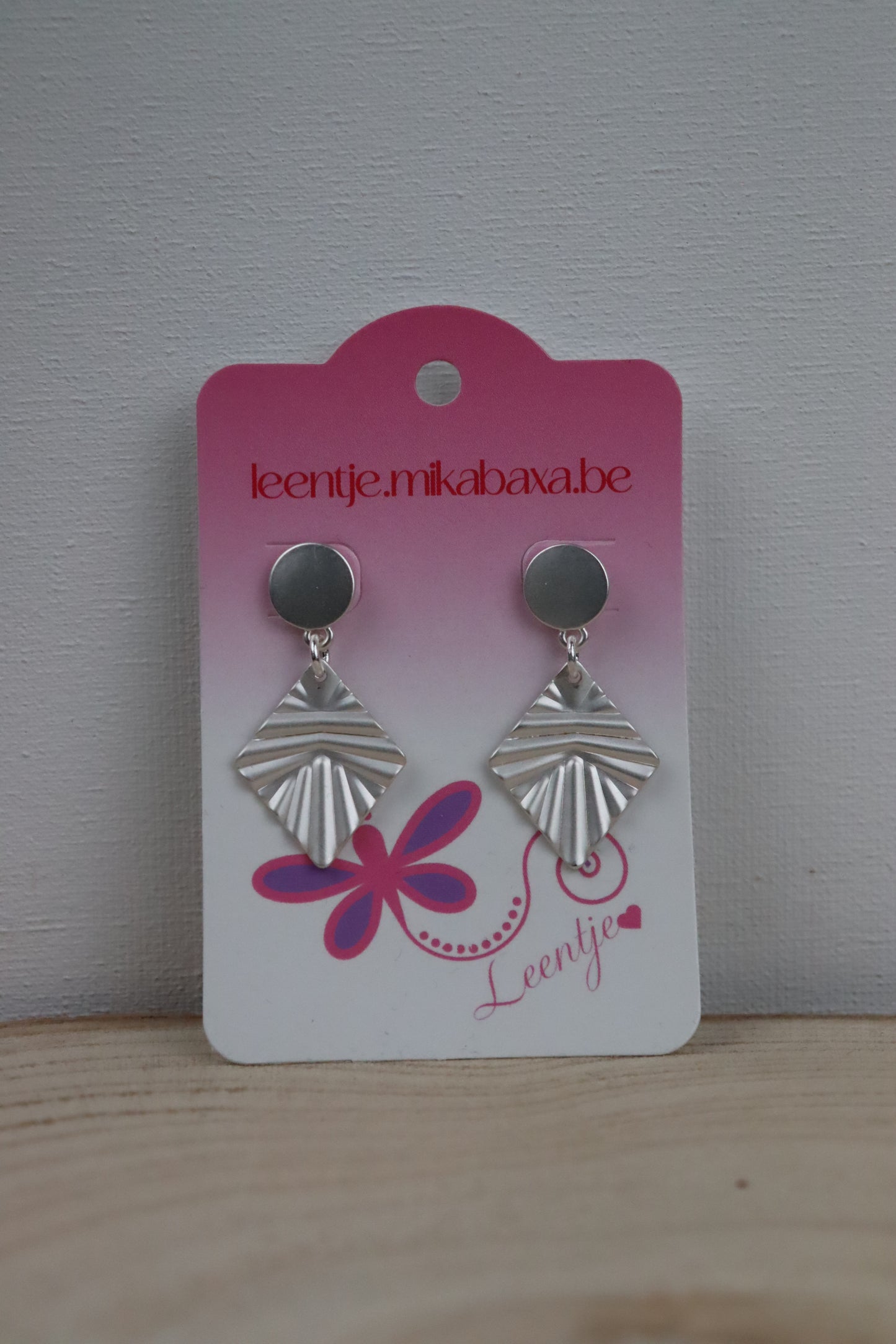 Zilverkleurige matte oorstekers met zilverkleurige geribbelde ruit