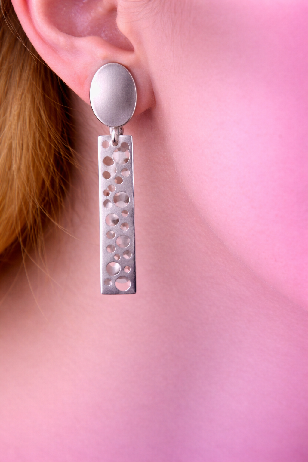 Zilverkleurige matte ovale stekertjes met zilverkleurige staafjes met ronde gaten1